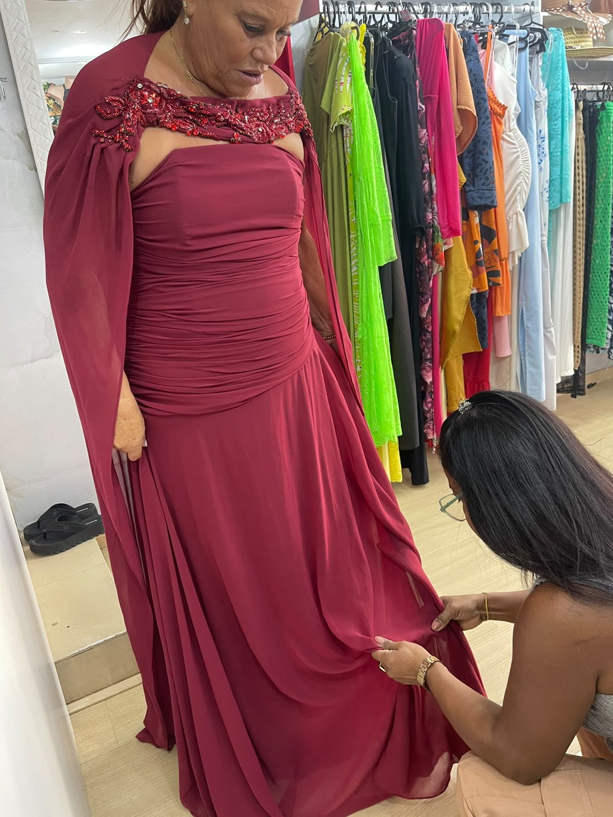 Eliane conferindo o caimento de um vestido de festa na cliente